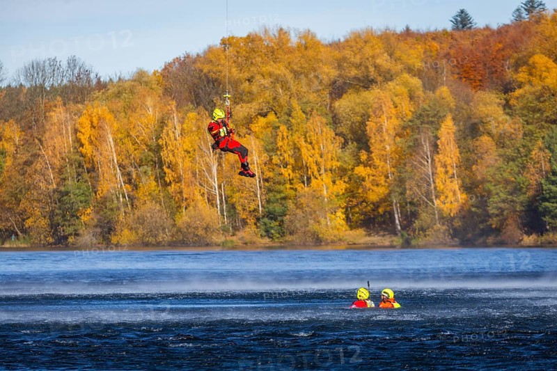 Helicopter-based water rescue by DRK Wasserwacht together with the Federal Police at the Malter dam. Floods and heavy rain events repeatedly haunt Saxony and other federal states. One lesson from the last major flood in 2013 was that cooperation between helicopter crews and volunteer water rescuers must be practiced regularly. Such an exercise at the Malter dam takes place together with the Federal Police, which provided the helicopter. The volunteer air rescuers from Wasserwacht, DLRG and the fire department come from Saxony, Berlin, Brandenburg and Saxony-Anhalt, Malter, Saxony, Germany