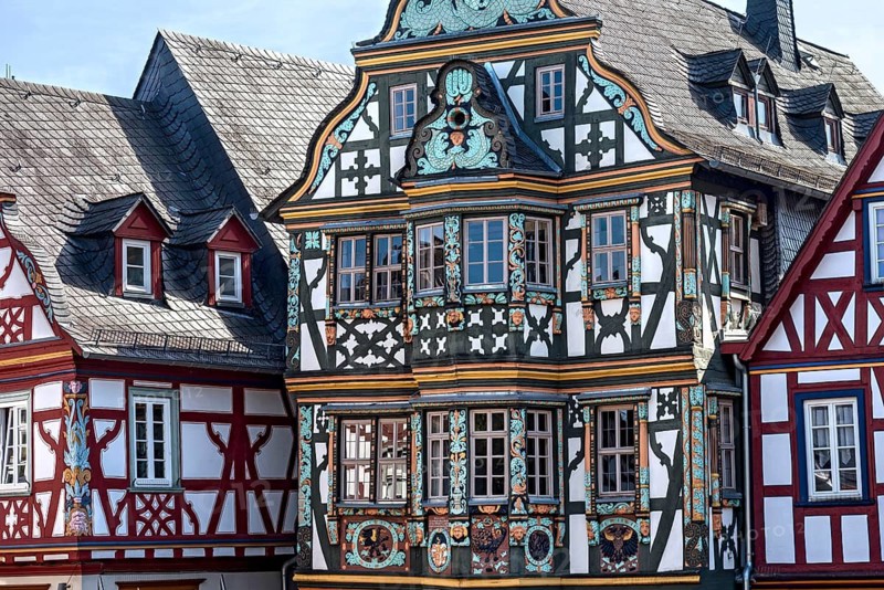 Killingerhaus, magnificent half-timbered house, colourful painted carvings on the bay window, decor, King Adolf Square, historic old town, Idstein, Rheingau Taunus district, German Half-Timbered House Route, Hesse, Germany
