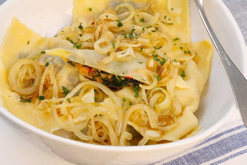 Swabian cuisine, Maultaschen, vegetarian, vegetable Maultaschen, vegetables in noodle dough, spinach, peeled onions, grandmother's cooking, regional, home cooking, typical Swabian, traditional cuisine reinterpreted, arranged on plates, food photography, studio, Germany