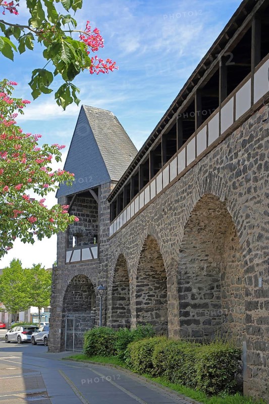 Historic town wall with defence defence tower built in the 15th century, battlements, town fortifications, archways, Mayen, Vulkaneifel, Eifel, Rhineland-Palatinate, Germany