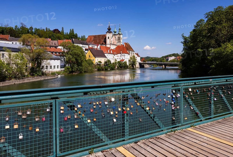 River Enns, museum footbridge with Bürgerspitalskirche and Michaelerkirche, Steyr, Traunviertel, Upper Austria, Austria