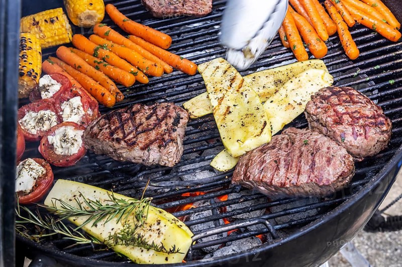 Whether vegetarian or with meat: barbecues are on trend. Vegetables such as carrots, tomatoes and courgettes as well as steaks on a kettle grill. Germany