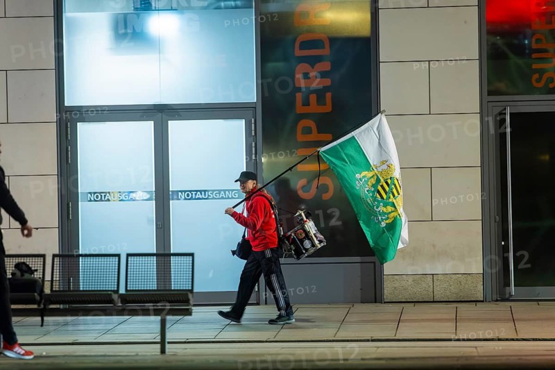 A supporter of the radical Free Saxons, walks with a Saxon flag and drum on Wilsdruffer Straße for the Monday demonstration, Dresden, Saxony, Germany