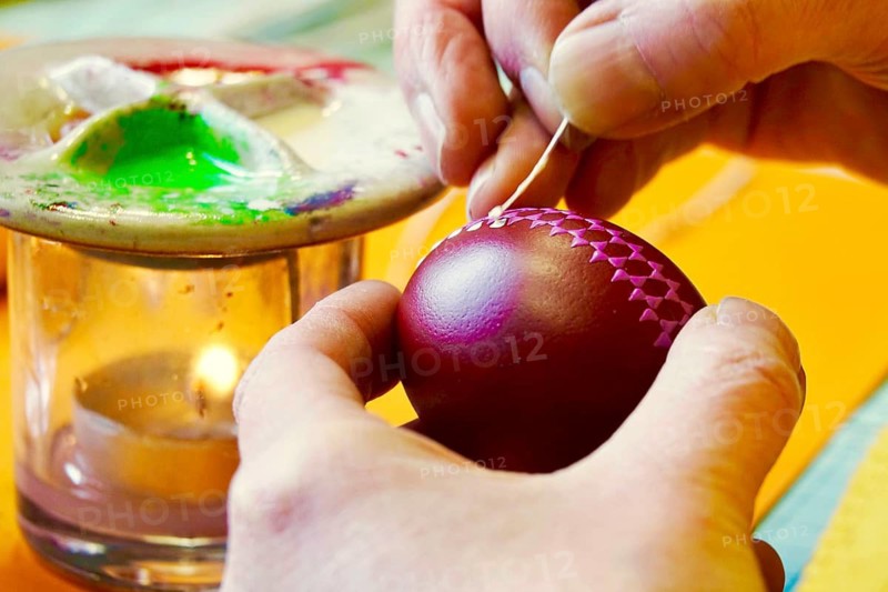 Easter, Easter egg, blown out colored egg, melted wax is applied with spliced goose feather quill, Sorb tradition, bossing technique, handicrafts, Saxony, Germany