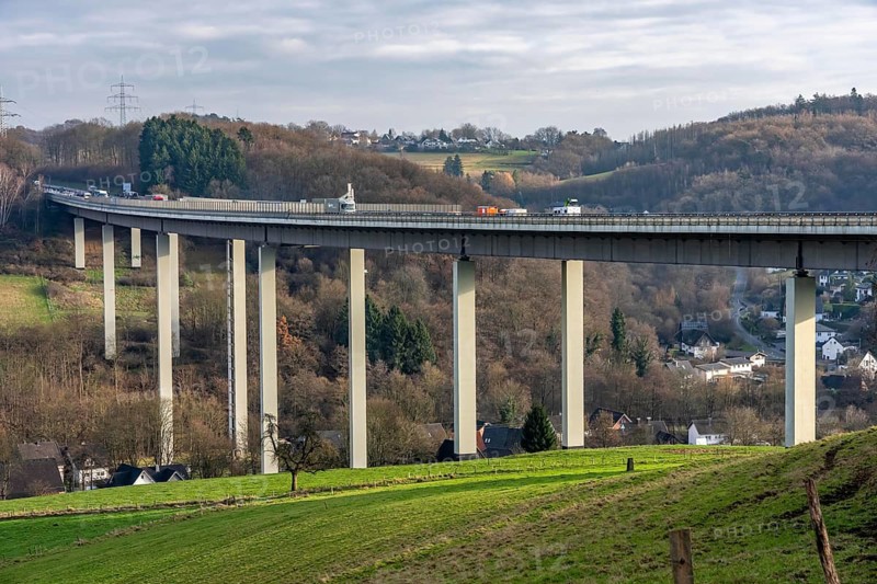 The Wiehl Valley Bridge, A4 motorway, the motorway bridge is considered extremely dilapidated, there is massive damage to the road plate and the main structure of the bridge, traffic only rolls in one lane in each direction, trucks are still allowed to drive there with a maximum of 44t and must keep a minimum distance of 50 meters, there is a risk of full closure, the bridge is 700 meters long, built in 1970, in Bergisches Land, near Weierberg Shagen, belongs to the city of Wiehl, North Rhine-Westphalia, Germany