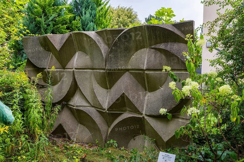 Press event on the day of the open monument. The Freie Akademie Kunst + Bau e. V. was founded in 2001 and is based in the former home and studio of the sculptor Edmund Möller in Dresden, Gostritzer Str. 10, which also houses the archive for building-related art and a sculpture park in the garden. Serial moulded stone system, Friedrich Kracht and Karl-Heinz Adler, concrete 1972, Dresden, Saxony, Germany