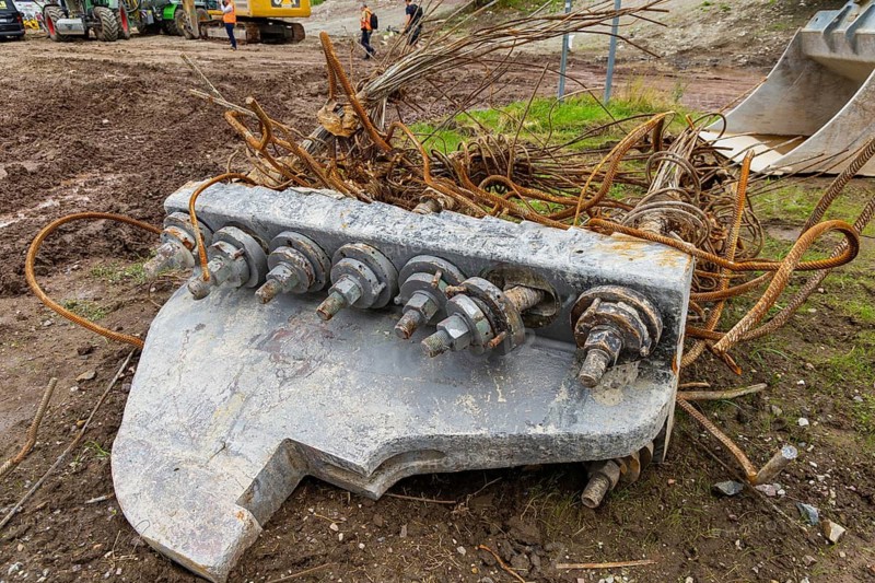 The last remaining work on the collapsed Carola Bridge in Dresden, FA Henschke Bau is clearing the last remains of rubble and removing the last bridge pillar. The riverbed of the Elbe is then repaired so that the river can be reopened to shipping. One of the bridge's spans with reinforcements and prestressing steel after demolition, Dresden, Saxony, Germany