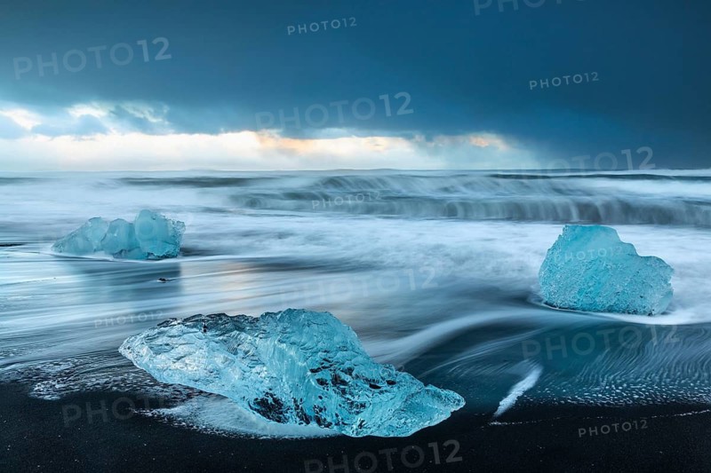 Ice chunks on the black beach, lava beach, glacier ice, sea, winter, sunset, Diamond Beach (Breiðamerkursandur) at Jökusalorn, Iceland, Scandinavia