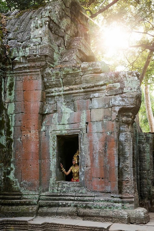 Young woman dressed as a temple dancer, Apsara, Ta Prohm, Angkor Wat, Angkor, UNESCO World Heritage Site, Siem Reap, Cambodia, Indochina, Southeast Asia