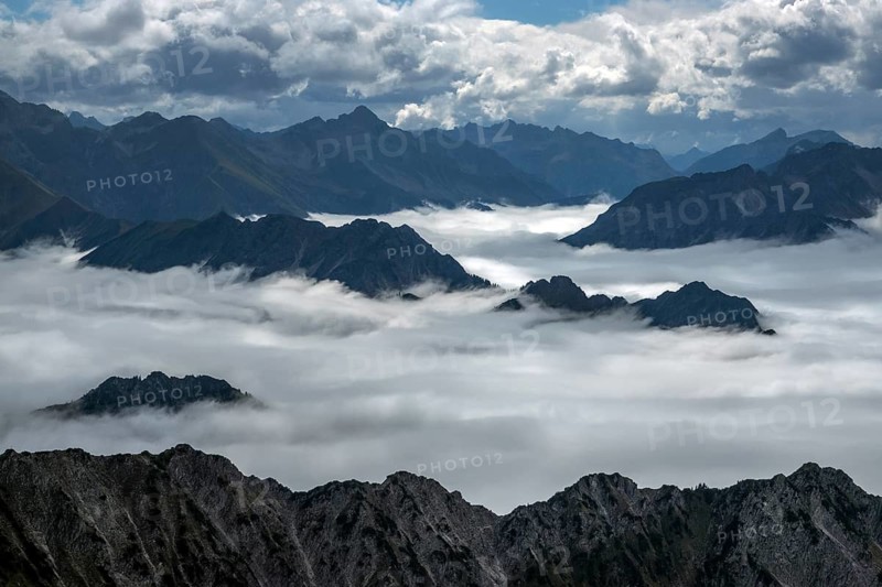 View from the Nebelhorn summit to mountains of the Allgäu Alps, mountains rising from fog in the valley, Oberstdorf, Oberallgäu, Allgäu, Bavaria, Germany