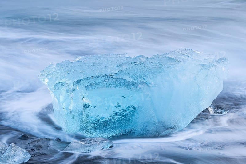 Ice chunks on the black beach, lava beach, glacier ice, sea, winter, Diamond Beach (Breiðamerkursandur) at Jökusalorn, Iceland, Scandinavia