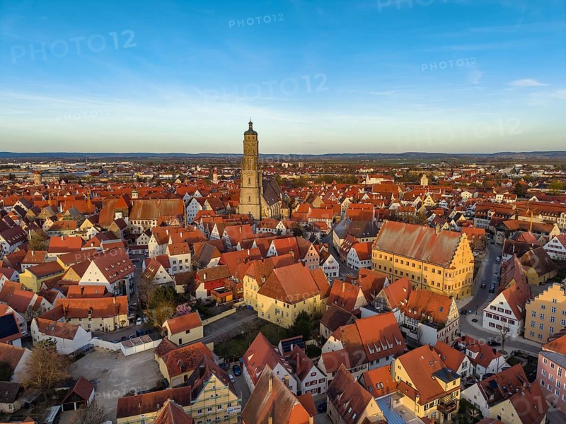 Aerial view of the historic old town of Nördlingen with the church of St. Georg and the 90-meter high church tower, called Daniel, Donau-Ries district, Nördlinger Ries, Bavaria, Germany