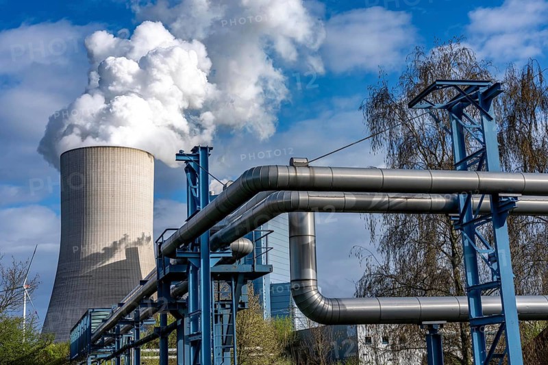 The UNIPER Datteln 4 coal-fired power plant, power plant block and cooling tower, cogeneration, generation of electricity and district heating, district heating lines, transport district heating via a district heating line to Recklinghausen, over 100, 000 households in Datteln and Recklinghausen are thus supplied with district heating, the power plant is one of the 10 largest cogeneration plants in Germany