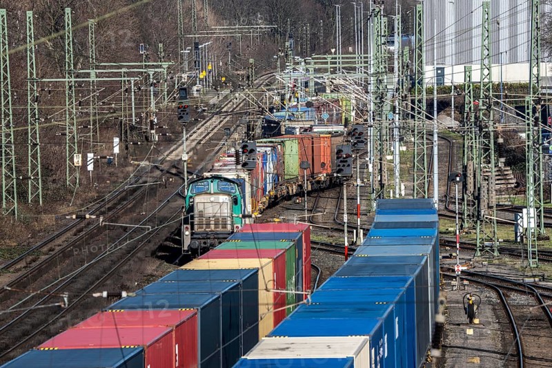 Container trains in the freight yard, so-called installation tracks in Duisburg-Rheinhausen, freight trains are parked here for a short time in front of continuing their journey, either to the trimodal terminal in Logport Duisburg or from there to distant destinations, such as China, as part of the new Silk Road, North Rhine-Westphalia, Germany