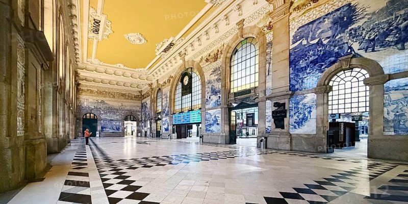 Porto Sao Bento railway station, entrance hall with azulejos designed by artist Jorge Colaço, old town, UNESCO World Heritage Site, Porto, Portugal