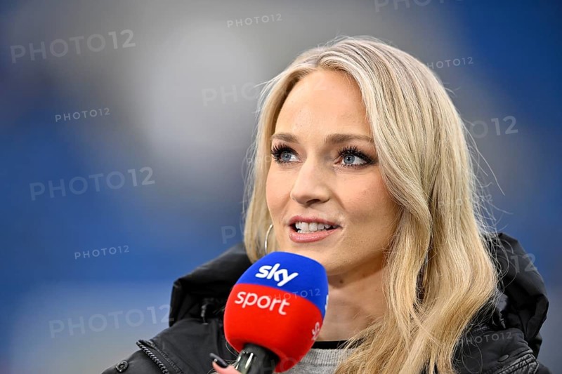 SKY presenter reporter Katharina Kleinfeldt, portrait in an interview microphone micro logo smiles, soccer, Bundesliga, PreZero Arena, Sinsheim, Baden-Württemberg, Germany