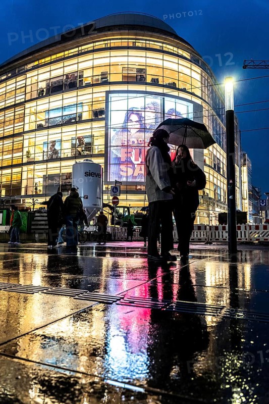 Schadowstraße, city centre, shopping street, pedestrian zone, winter, rainy weather, P&C clothing department stores', passers-by, Düsseldorf, North Rhine-Westphalia, Germany