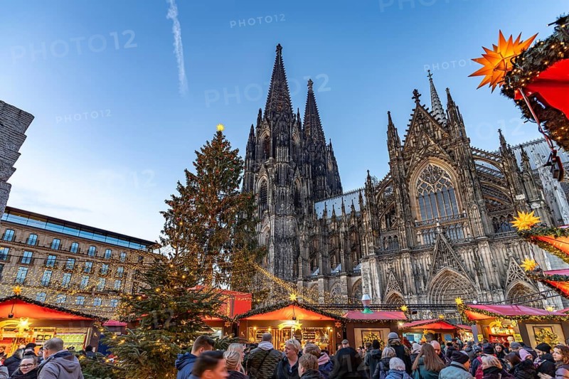 Christmas market at Cologne Cathedral at dusk, Cologne, North Rhine-Westphalia, Germany