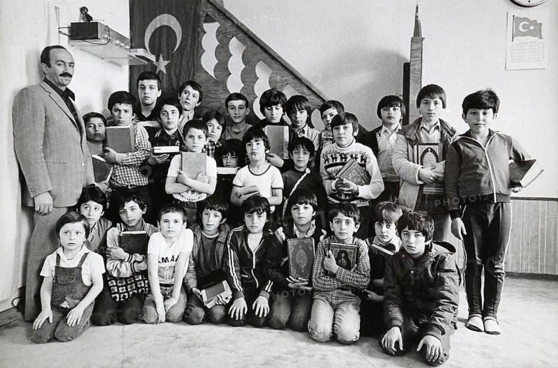 Children from a Koran school stand together with Hodscha Mehmet Özdemir for a group portrait, Essen, Germany