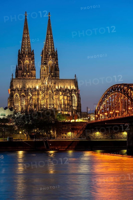 Cologne Cathedral, has been shining in new light since Easter 2025, the old metal halide lamps have been replaced by over 700 modern LED lamps, reducing energy consumption by around four fifths, significantly improving the quality of light and greatly reducing light emissions, 12 KM of new cables were laid for this, Hohenzollern Bridge, railway bridge over the Rhine, North Rhine-Westphalia, Germany