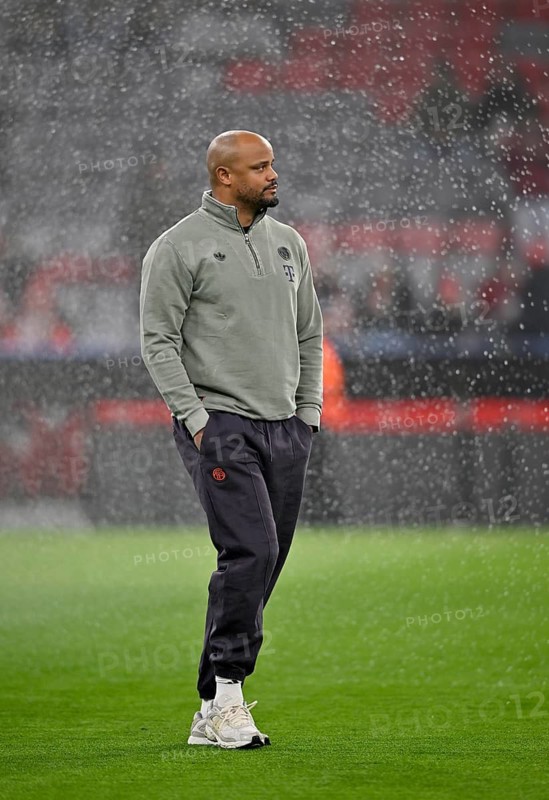 Coach coach Vincent Kompany FC Bayern Munich FCB inspecting the course in the rain, soccer, Champions League, Allianz Arena, Munich, Bayern, Germany