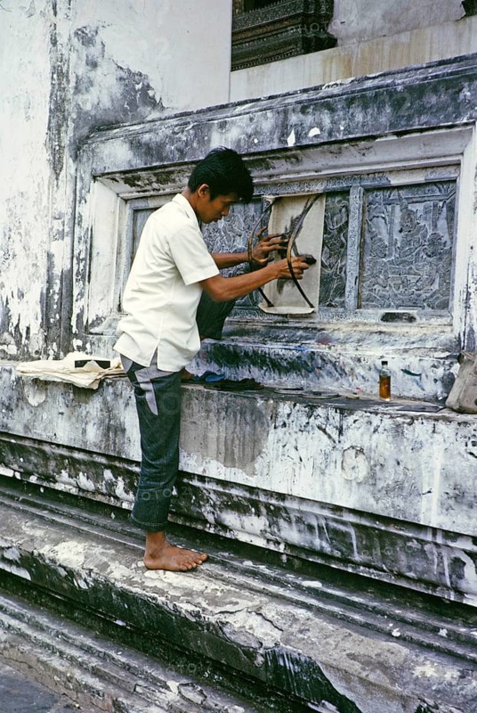 Handwerker bei der Instandhaltung der dekorativen Tafeln des buddhistischen Tempels Wat Pho, Bangkok, Thailand, Asien, 1964
