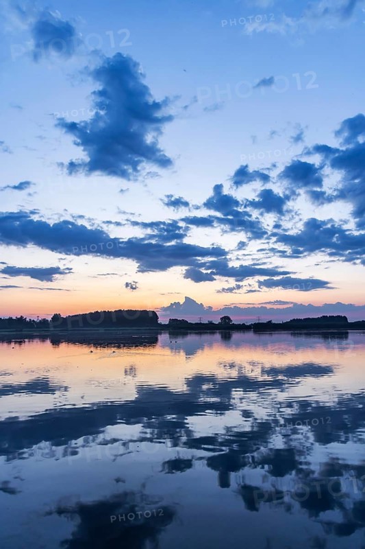 Sunrise at the Stompaardseplas in the De Bernisse recreation area. Simonshaven, Zuid-Holland, Netherlands