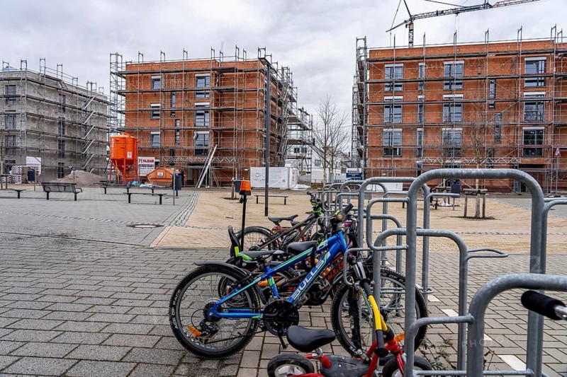 New development area Am alten Angerbach in Duisburg-Huckingen, on approx. 17 hectares, 300 new residential units, apartments and houses were built in 5 years, as well as a daycare center, construction site of the last major project, favorite center, with 35 condominiums and 8 semi-detached houses