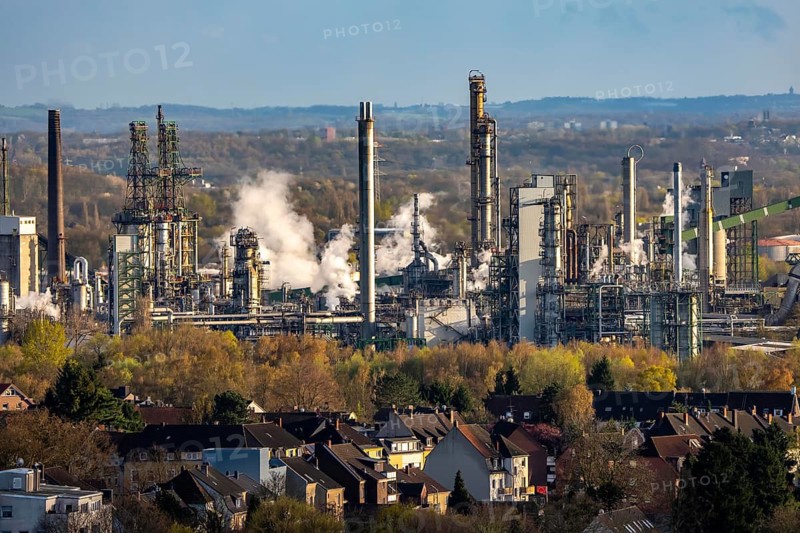 Ruhr Oel GmbH, BP Gelsenkirchen Refinery, in GE-Horst, production of products from mineral oil, Aral, gasoline, diesel, kerosene, view over the Beckhausen district, Gelsenkirchen, North Rhine-Westphalia, Germany