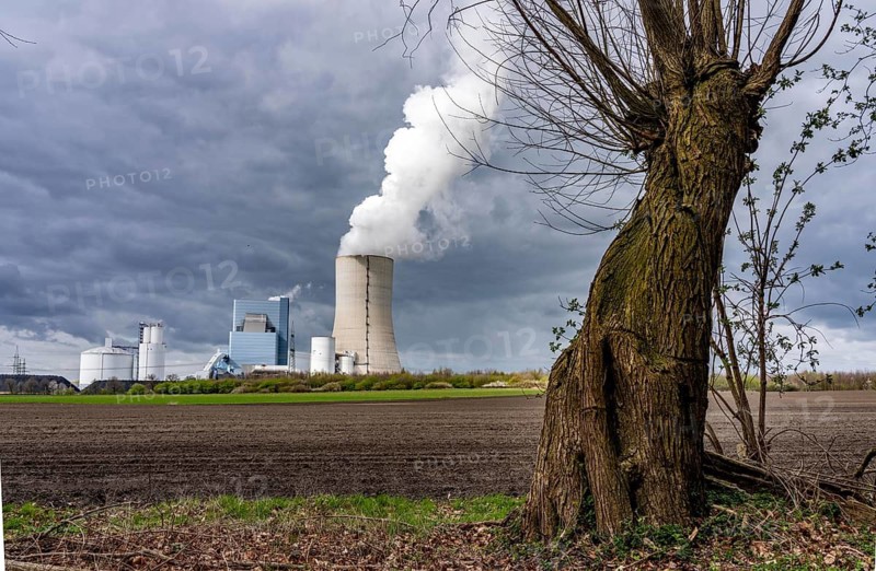 The UNIPER Datteln 4 coal-fired power plant, power plant block and cooling tower, fields, old trees, Datteln, North Rhine-Westphalia, Germany