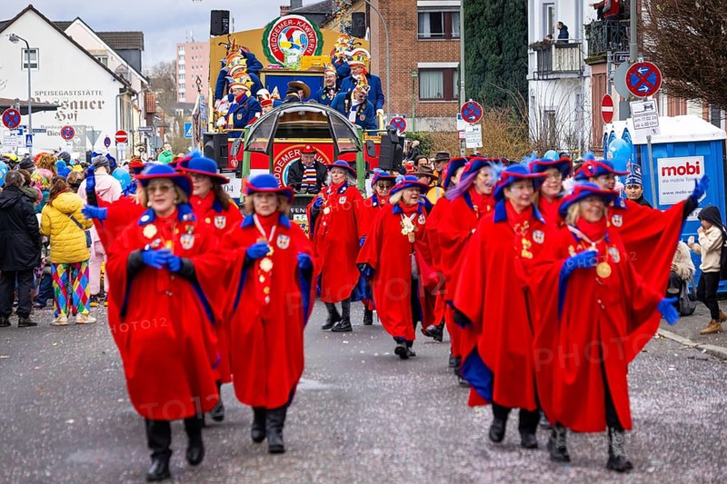The Klaa Paris carnival parade passes through the streets of Frankfurt's Heddernheim, Heddernheim, Frankfurt am Main, Hesse, Germany