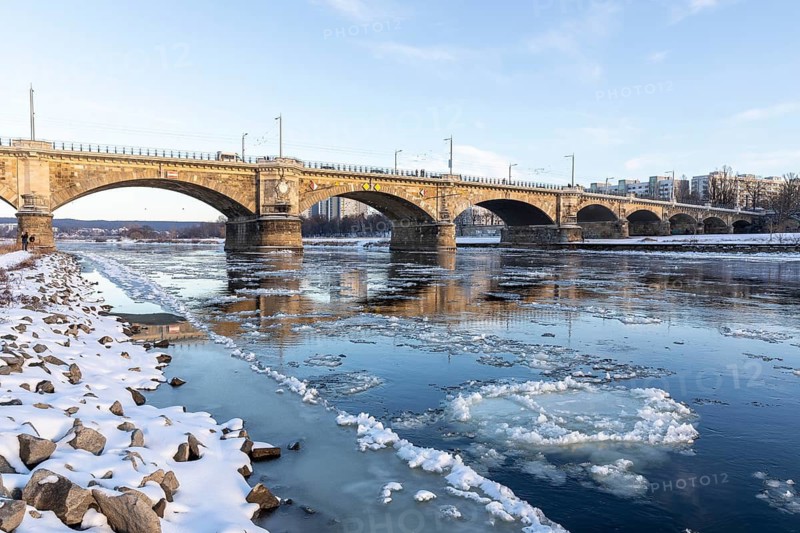 Albert Bridge, drift ice and frozen ice rinks on the banks of the Elbe, Dresden, Saxony, Germany
