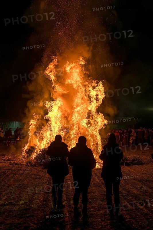 Spectators at a dunning fire at a rally of farmers and peasants against the German government's plans to cut subsidies, Ostfildern-Plieningen, Baden-Württemberg, Germany