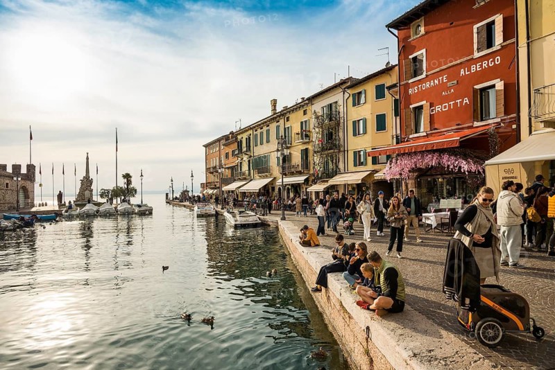 Picturesque village with colorful houses on the lake, Lazise, Lake Garda, Verona province, Veneto region, Italy