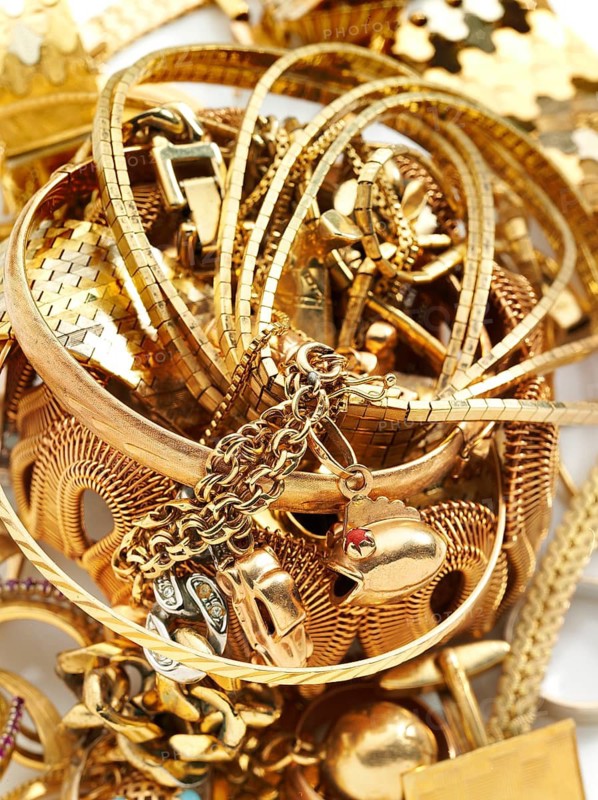 Old gold, various pieces of jewellery, studio shot