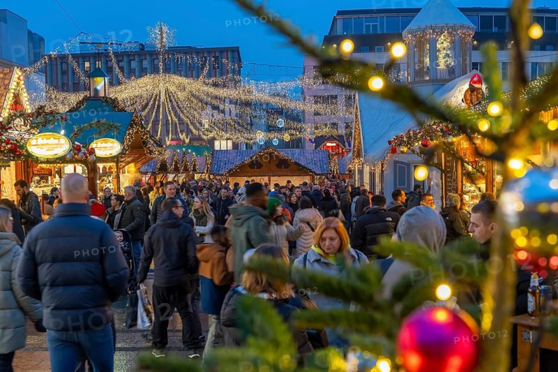 Pre-Christmas time, visitors to de, Christmas market in downtown Essen, on Kennedyplatz, the market is already opening in mid-November, Christmas lights, Essen Light Weeks, North Rhine-Westphalia, Germany