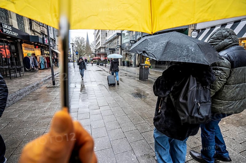 Passers-by in a pedestrian zone, Kettwiger Straße, rainy weather, with umbrella, city center, Essen, North Rhine-Westphalia, Germany