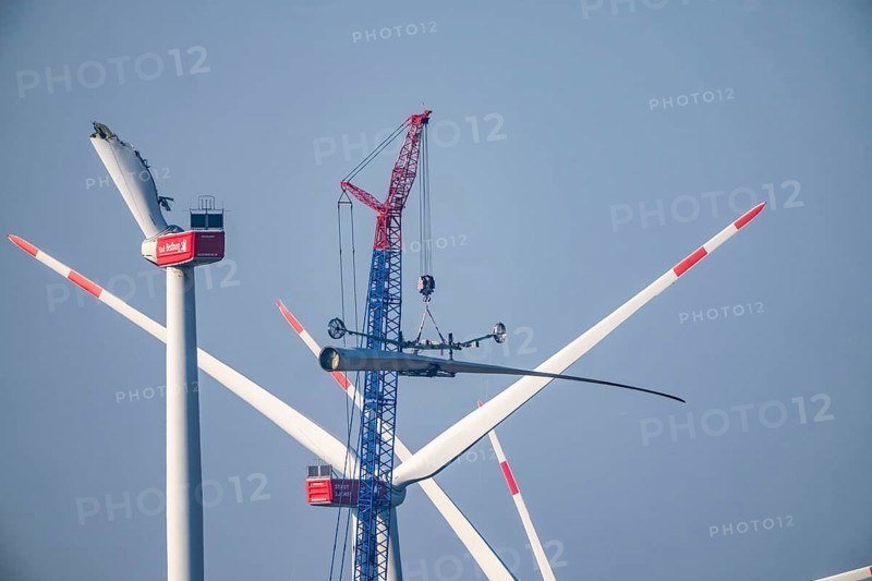 Dismantling a defective wind turbine, dismantling the two intact wings with a large crane, bent blade, in the Bedburg A44n wind farm, in the Garzweiler open-cast mining area, on the A44 motorway, on recultivated lignite mining area, for unknown reasons is a rotor of a Nordex N149/5.7 wind turbine, with a hub height of 164 meters and a total height of 239 meters, an output of 5.7 MW and a rotor diameter of 149 m, bent, the wind turbine is part of a wind farm of a joint venture between the City of Bedburg and RWE Renewables Europe & Australia, North Rhine-Westphalia, Germany