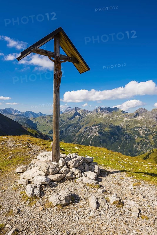 Field cross at the Rappensee, Allgäu Alps, Allgäu, Bavaria, Germany
