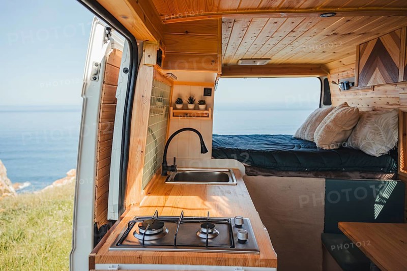 Maximum freedom in this cozy camper, perfect for both traveling and teleworking. It features a comfortable bed, kitchen, and workspace, all overlooking a serene ocean