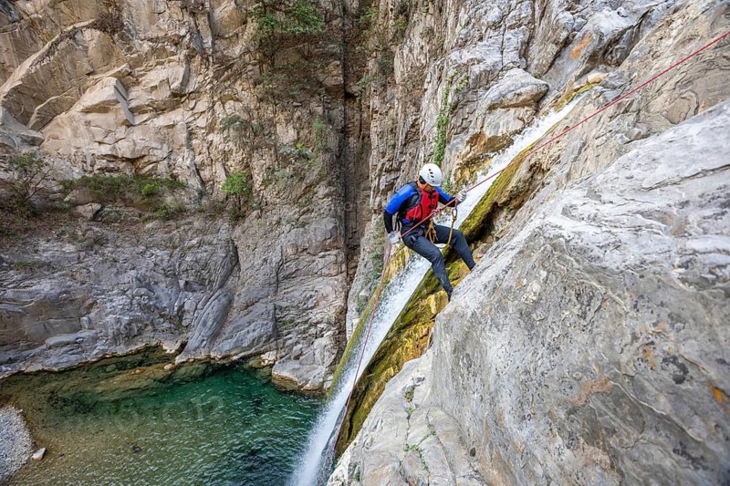 Enthusiastic canyoneer participates in exciting canyoning and rappelling activities in Matacanes, Nuevo Leon, Mexico, surrounded by beautiful natural scenery and adventure opportunities