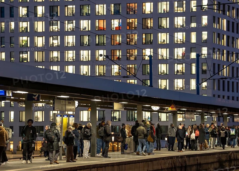Passengers on the platform, Cologne-Messe/Deutz station, 2nd largest train station in Cologne, transfer station between long-distance and local transport, exhibition station, 8 platform tracks, office building, North Rhine-Westphalia, Germany
