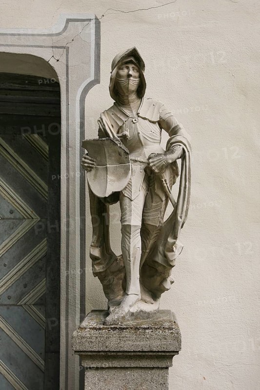 Depiction of a medieval knight statue on a stone column, statue, stone figure, Klingenstein Castle, historical building, architecture, garden, balcony, clouds, small castle in the Blautal valley, Blaustein, Baden-Württemberg, Germany