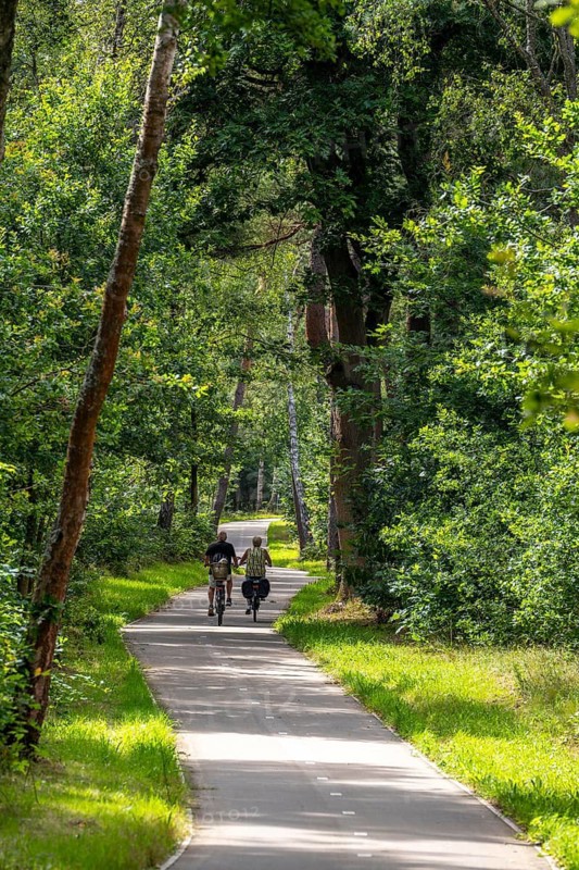 Long-distance cycle path F28, so-called Doorfietsroute, through cycle path, in the province of Utrecht, connects the city of Utrecht, as well as 4 municipalities and the city of Amersfoort, part of a cycle path network, 21 km long, mostly illuminated, mostly without crossings, pure cycle path, marked with red asphalt in town crossings, bicycles have priority over cars, completed in June 2025, Netherlands