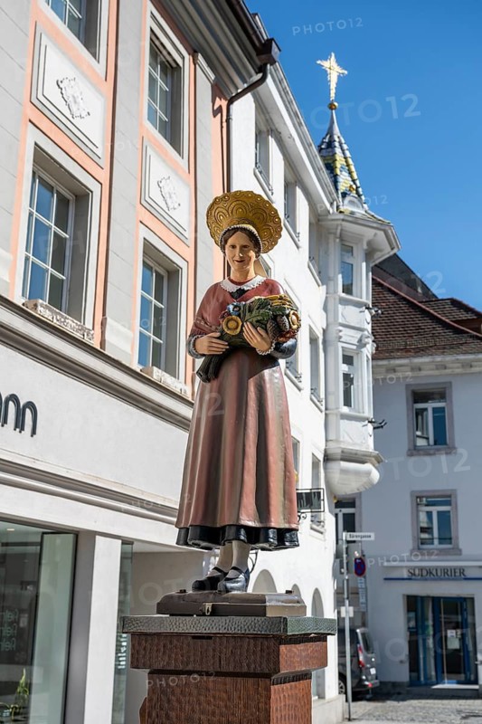 Fountain figure, woman in traditional traditional costume, Altvillingerin, Narro, Brigachtälerin in the historic old town of Villingen, Villingen-Schwenningen, Black Forest district, Baden-Württemberg, Germany