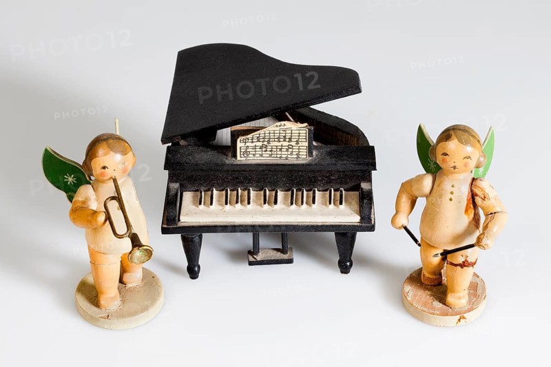 Broken wooden angels playing musical instruments, from the Erzgebirge, Germany, Europe, Kaputte musizierende Engel aus dem Erzgebirge, Deutschland, Europa