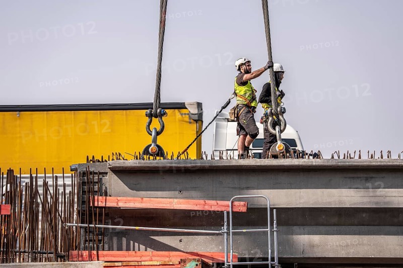 First part of the assembly of the new, 120-meter-long A516 motorway bridge, across Teutoburger Straße in Oberhausen-Sterkrade, 2 large cranes lift the 24 bridge sections weighing up to 121 tons and up to 40 meters long, which are then connected by tendons using a globally unique process, the prefabrication of the bridge parts and the construction process reduces the construction time from 24 to 7 months, per direction, the bridge, built in 1970 was severely damaged, traffic continues to roll on the still existing West Bridge, after which the Completion of this bridge, the western part is also demolished and then rebuilt, traffic rolls in one lane on the new bridge, North Rhine-Westphalia, Germany
