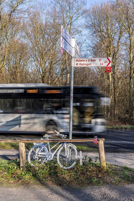 Ghost bike on Kalkumer Schlossallee in Düsseldorf-Kalkum, where a cyclist was hit and killed by a car while crossing the road, the ghost bike, set up by the ADFC, is a reminder and warning of the fatal accident, a busy cycle path crosses the road, without traffic lights, North Rhine-Westphalia, Germany