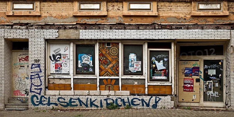 Decaying façade smeared with graffiti, scrap property in a difficult district, Gelsenkirchen, Ruhr area, North Rhine-Westphalia, Germany