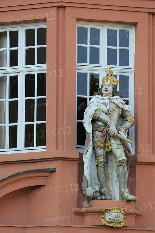 King figure at the Roman Emperor, Crown, Liebfrauenplatz, sculpture, Mainz, Rhineland-Palatinate, Germany